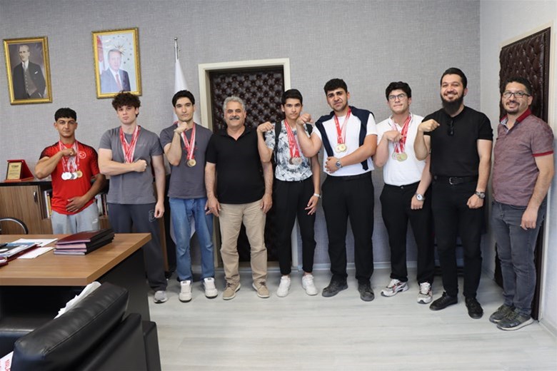 BİLEK GÜREŞİNDE DERECE YAPAN SPORCULARDAN İL MÜDÜRÜ KAYHAN'A ZİYARET