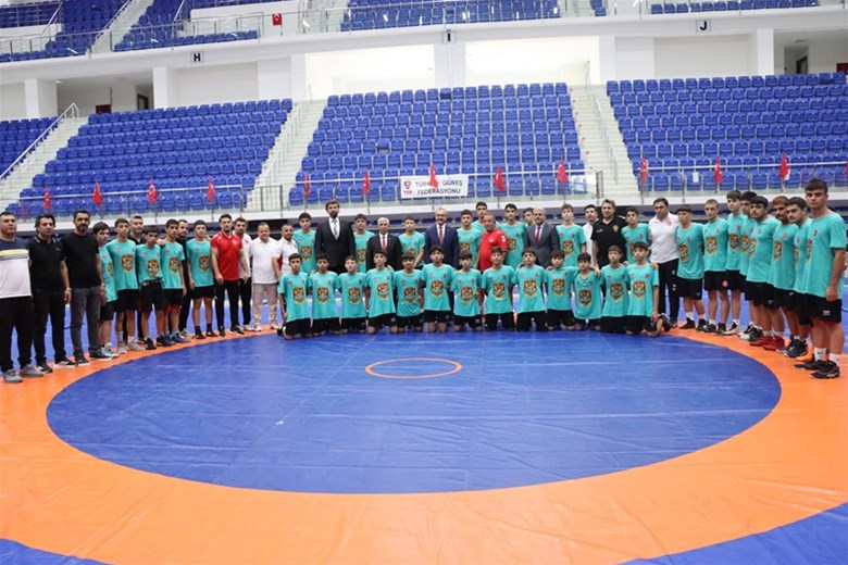 Vali Seddar Yavuz, Güreş Turnuvası Öncesi Sporcularımızla Bir Araya Geldi