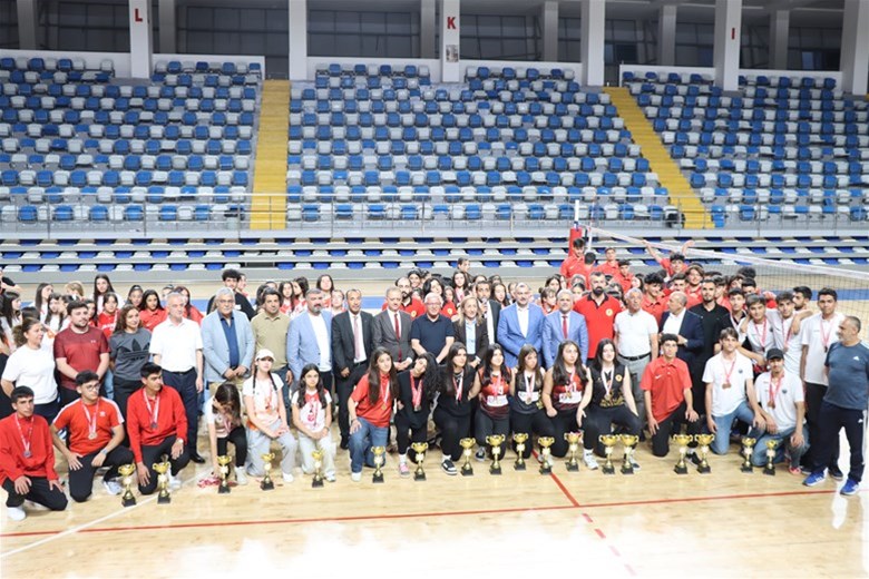 VOLEYBOL'DA KUPALAR SAHİBİNİ BULDU