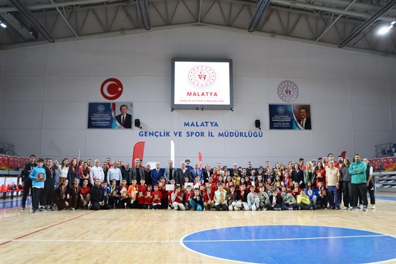 AMATÖR SPOR HAFTASI KAPANIŞ TÖRENİ VE SPORUN ENLERİ ÖDÜL TÖRENİ YAPILDI