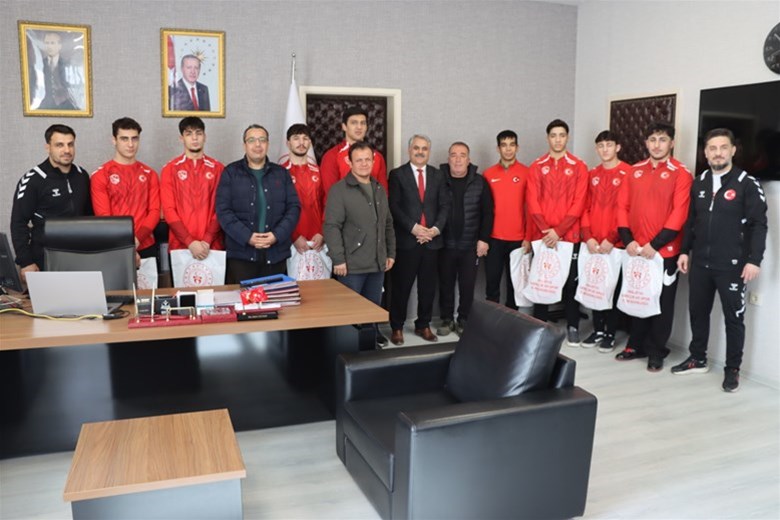 İl Müdürü Kayhan’dan Başarılı Sporculara Tebrik