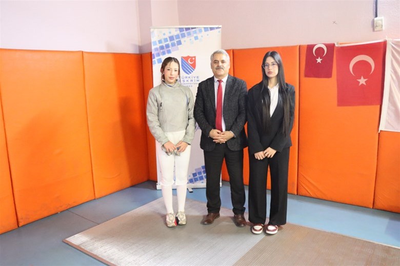 Eskrimde İkiz Gurur: Biri Sporcu, Biri Hakem